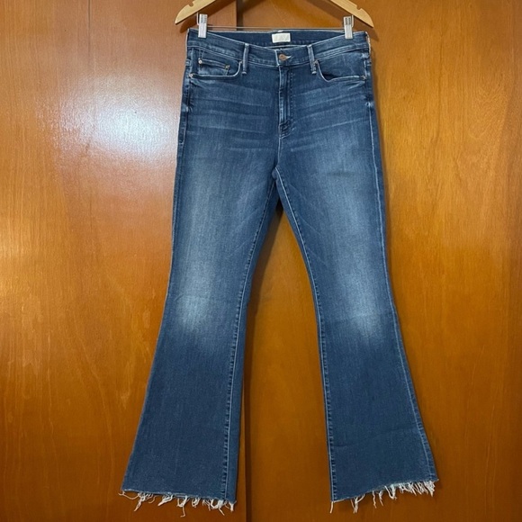 MOTHER The Weekender Fray Flared Jeans - Picture 4 of 8